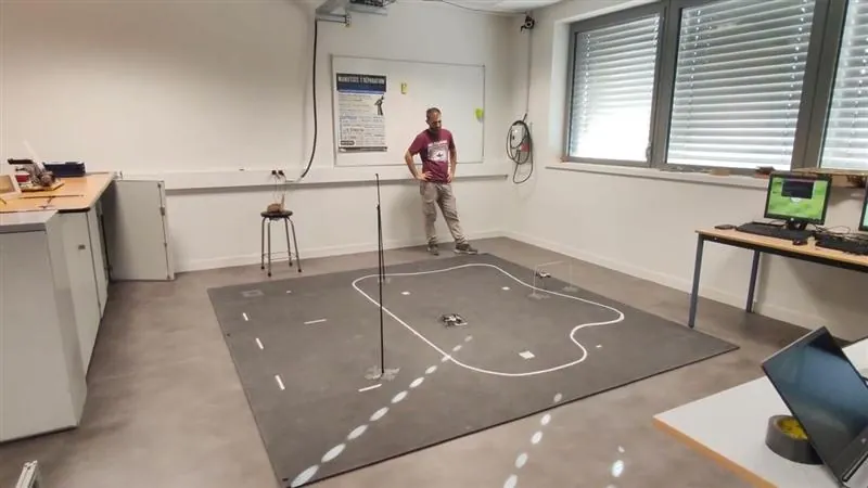 Parrot Mambo quadrotor: LQR position-control flight test